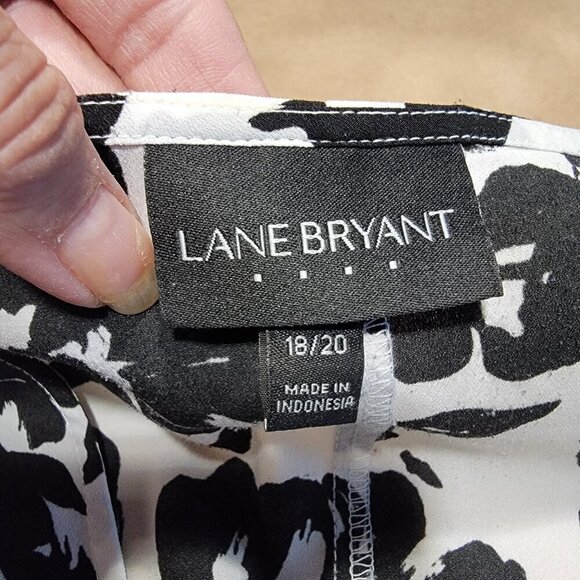 Lane Bryant Size 18/20 White with Black Floral Pattern V Neck Blouse - Picture 11 of 12